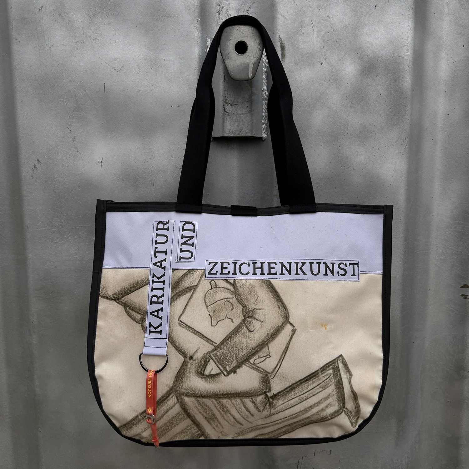 Produkt-Shop-Godje-Mahn-Manufaktur-2026-1500x1500-Wilhelm-Busch-Museum-Ladislav-Kondor-Umhaengetasche-5